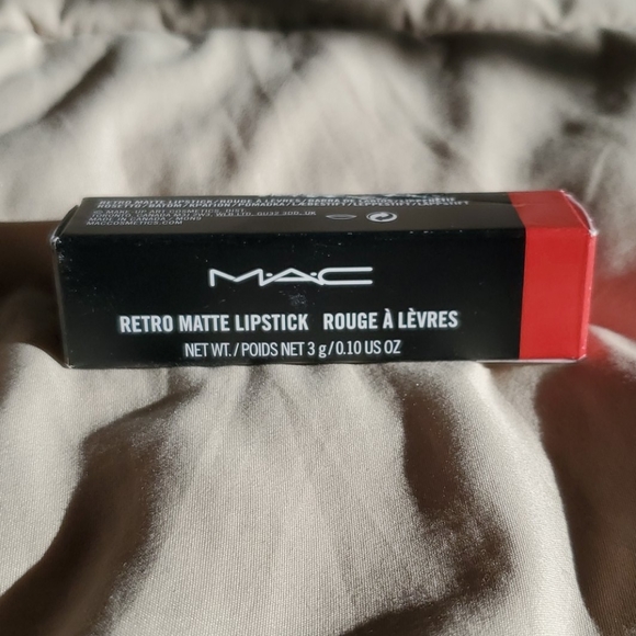 Mac Retro matte lipstick 706 Relentlessly Red - Picture 2 of 3